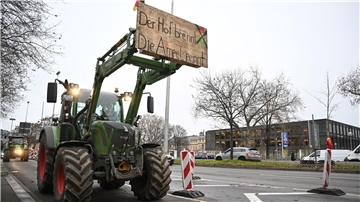 Landwirte demonstrieren vor dem baden-württembergischen Landtag in Stuttgart gegen die Agrarpolitik der Bundesregierung.
