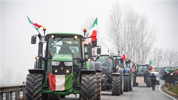 EU-Kommission will Ausnahme bei Umweltregel für Bauern Landwirte fahren mit ihren Traktoren eine Straße an der Mautstelle von Melegnano in der Nähe von Mailand entlang.