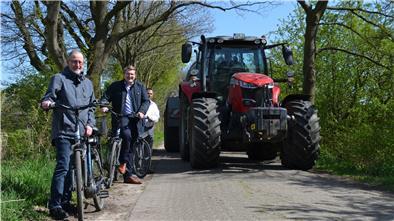 Landwirte, Radler, Spaziergänger – sie alle nutzen die Wirtschaftswege. Dabei gibt es immer wieder Konflikte. Die wollen die Schiffdorfer jetzt lösen. Foto Hansen