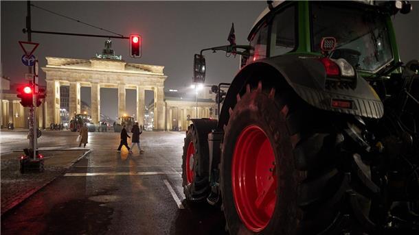 Mehrheit mit Verständnis für Bauernproteste Landwirte stehen bereits jetzt mit ihren Traktoren vor dem Brandenburger Tor. Sie wollen an der Groß-Demonstration am kommenden Montag teilnehmen.