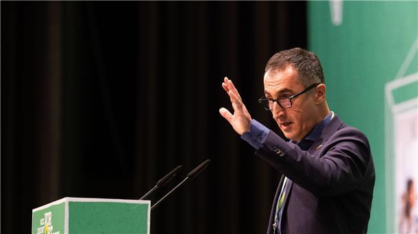 Wirtschaftsminister Habeck nicht mehr beliebtester Politiker Landwirtschaftsminister Cem Özdemir grüßt von oben. Er ist aktuell der beliebteste deutsche Politiker.