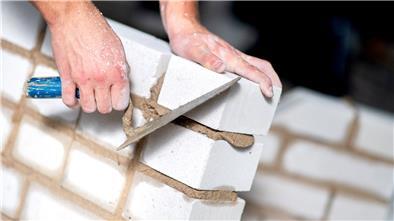 Lange Wartezeiten müssen derzeit bei allen Aufträgen im Bau- und Ausbaugewerbe einkalkuliert werden.