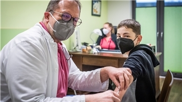 Kinder-Allergologe Bernd Hahner verabreicht Lars (14) ein Präparat zur Hyposensibilisierung. 