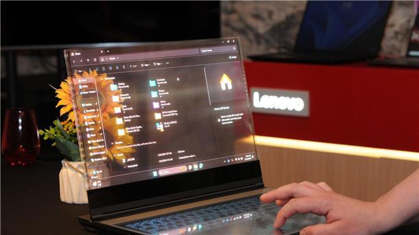 Laptop mit durchsichtigem Bildschirm: Kann man das gebrauchen? Laptop mit einem durchsichtigen Bildschirm - das Gerät soll unter anderem Designern die Arbeit erleichtern.