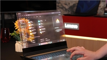 Laptop mit einem durchsichtigen Bildschirm - das Gerät soll unter anderem Designern die Arbeit erleichtern.
