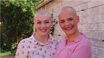Lara Hasselbusch (links) und Vivien Kuball haben ihr rund 70 Zentimeter langes Haar gespendet. Dafür haben sie viel positives Feedback erhalten.