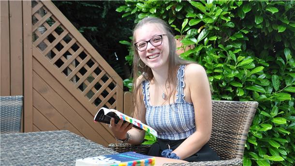 Einser-Abiturienten verraten ihre Lerntricks Lara Hemmy hat beim Lernen für die Deutsch-Klausur pro Buch 300 Klebeschildchen verbraucht.
