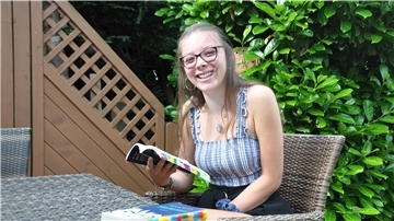 Lara Hemmy hat beim Lernen für die Deutsch-Klausur pro Buch 300 Klebeschildchen verbraucht.