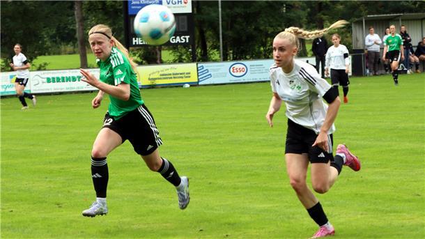 Wohnster Fußballerinnen müssen in Apensen antreten Lara Rook (rechts) und ihre Mitspielerinnen haben ein schweres Auswärtsspiel vor sich.