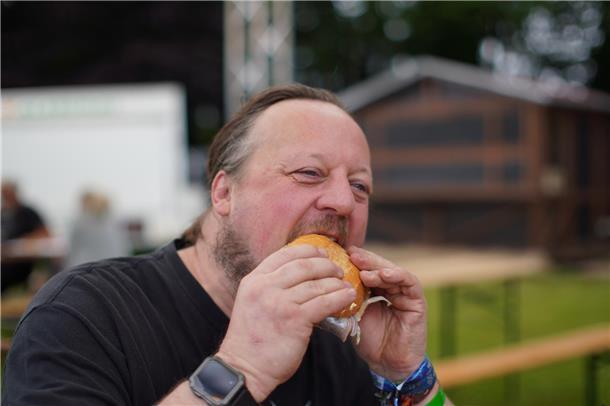 Lars gönnt sich ein Matjesbrötchen zum Frühstück.