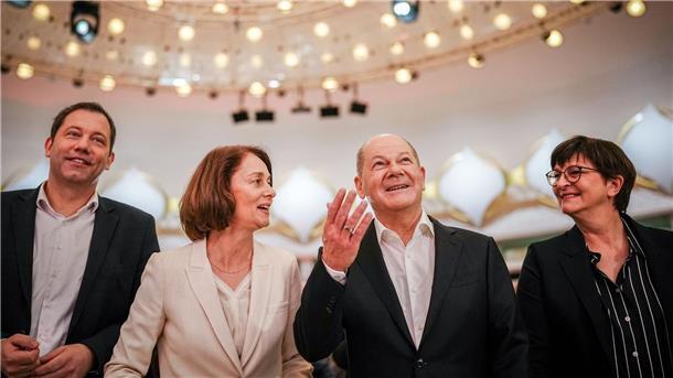 Lars Klingbeil (l-r), SPD-Bundesvorsitzender, Katarina Barley (SPD), Mitglied des Europäischen Parlaments, Bundeskanzler Olaf Scholz (SPD) und Saskia Esken, SPD-Bundesvorsitzende.