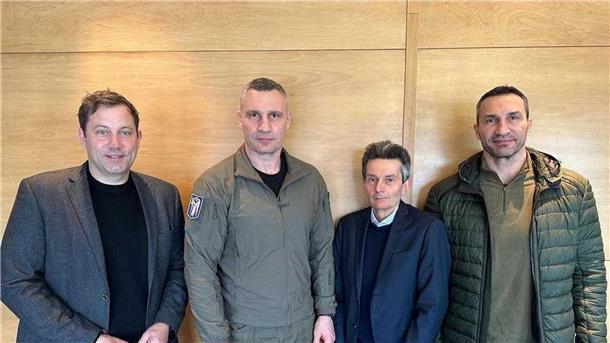 SPD-Spitze in Kiew: „Uneingeschränkte“ Unterstützung Lars Klingbeil (l) und Rolf Mützenich (3.v.l) sind in Kiew mit Bürgermeister Vitali Klitschko (2.v.l.) und dessen Bruder Wladimir Klitschko zusammengetroffen