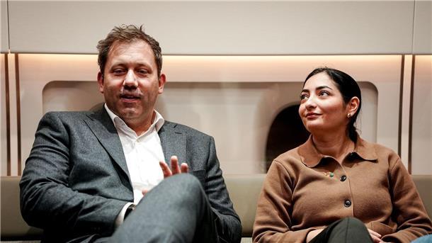 Bilder des Tages Lars Klingbeil (SPD), Bundesminister der Finanzen, Vizekanzler und SPD-Bundesvorsitzender, und Reem Alabali Radovan (SPD), Bundesministerin für Wirtschaftliche Zusammenarbeit und Entwicklung, sitzen im Airbus A350 der Luftwaffe beim Flug nach Washington zur Jahrestagung von Internationalem Währungsfonds und der Weltbank.