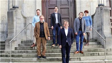 Lars Tietje (vorn), designierter Intendant des Stadttheaters, hat sein Team vorgestellt. Es sind (von links) Markus Tatzig (Leiter Musiktheater), Peter Hilton Fliegel (Leiter Schauspiel), Sebastian Glathe (Künstlerischer Betriebsdirektor), Marc Niemann (Generalmusikdirektor) und Bianca Sue Henne (Leiterin JUB). Auf dem Foto fehlt der alte und neue Ballettmeister Sergei Vanaev. 