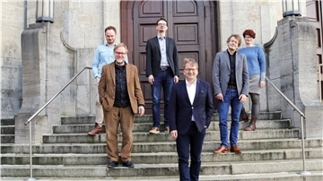 Lars Tietje (vorn), designierter Intendant des Stadttheaters, hat sein Team vorgestellt. Es sind (von links) Markus Tatzig (Leiter Musiktheater), Peter Hilton Fliegel (Leiter Schauspiel), Sebastian Glathe (Künstlerischer Betriebsdirektor), Marc Niemann (Generalmusikdirektor) und Bianca Sue Henne (Leiterin JUB). Auf dem Foto fehlt der alte und neue Ballettmeister Sergei Vanaev. 