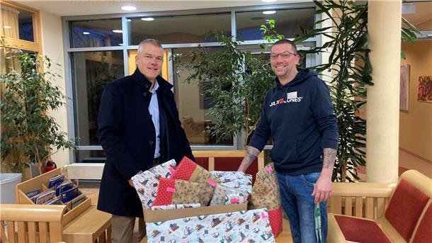 Lars Wißmann (links) von den Freunden und Förderern der Klinik und Stationsleiter Tim Seifer freuen sich über die Spielwaren-Spenden.