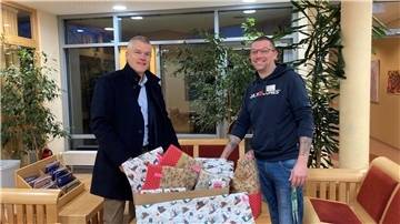 Lars Wißmann (links) von den Freunden und Förderern der Klinik und Stationsleiter Tim Seifer freuen sich über die Spielwaren-Spenden.