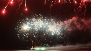 Ein Feuerwerk auf dem Sommerabend am Meer in Cuxhaven.