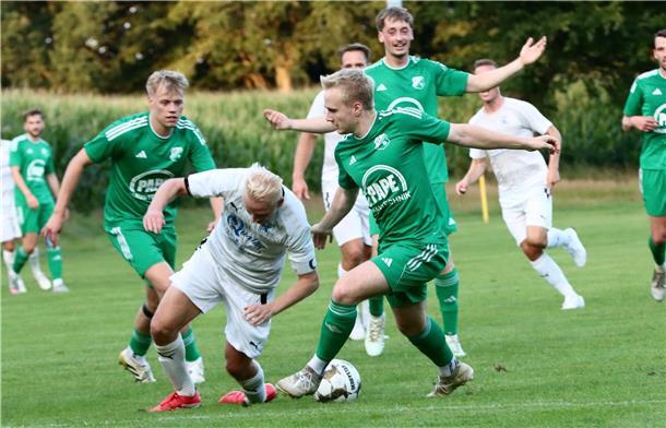 Lasse Holsten (vorn, rechts) klärt in höchster Not. Obwohl der SV Anderlingen in der ersten Halbzeit eine starke Offensivleistung zeigte, kam der Gegner aus Ritterhude immer wieder zu guten Gelegenheiten.