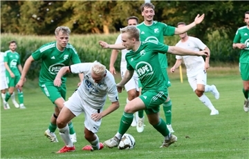 Lasse Holsten (vorn, rechts) klärt in höchster Not. Obwohl der SV Anderlingen in der ersten Halbzeit eine starke Offensivleistung zeigte, kam der Gegner aus Ritterhude immer wieder zu guten Gelegenheiten.