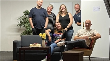 Lasse Kramer (rechts) inszeniert die Komödie „Dartig" mit den Darstellern Adrian Büsing, Melissa Hattermann, Bianca Ostendorp, Sören Drebing (von rechts) und Katja Kramer (sitzend).