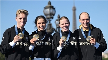 Triathlet aus dem Kreis Cuxhaven gewinnt Olympia-Gold Lasse Lührs (rechts) aus der Wingst gewann mit der Triathlon-Staffel Olympia-Gold.