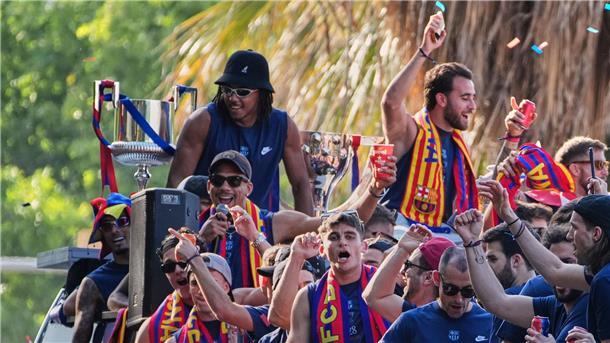 Lassen sich bei der Parade feiern: Barcelonas Meister-Spieler.