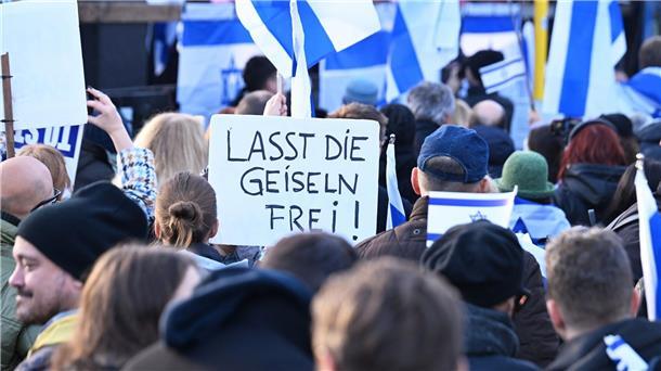 Geiselabkommen von Israel und Hamas wird konkreter „Lasst die Geiseln frei“: Eine Demonstrantin mit einem Transparent auf der Kundgebung „Jüdisches Leben Berlin“ für Israel und gegen Antisemitismus.