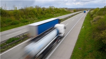 Lastwagen auf der A14 - die meisten Güter werden in Deutschland per Lkw transportiert.