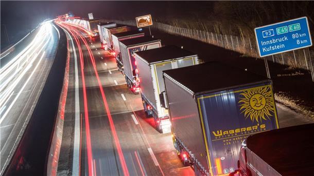 Lastwagen auf der Autobahn A93 vor der bayerisch-österrreichischen Grenze in Fahrtrichtung Österreich.