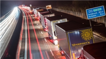 Lastwagen auf der Autobahn A93 vor der bayerisch-österrreichischen Grenze in Fahrtrichtung Österreich.