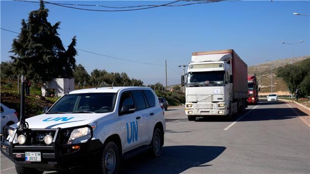 Assad will weitere Grenzübergänge in die Türkei öffnen Lastwagen mit Hilfsgütern für Syrien folgen einem UN-Fahrzeug am türkischen Grenzübergang im Südosten der Türkei.
