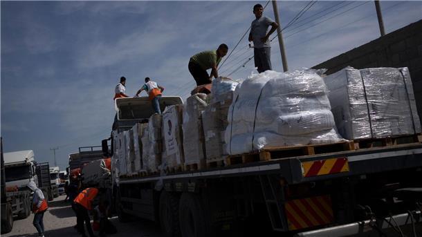 EU erhöht humanitäre Hilfe für Gaza auf 100 Millionen Euro Lastwagen mit humanitärer Hilfe für den Gazastreifen in Rafah.