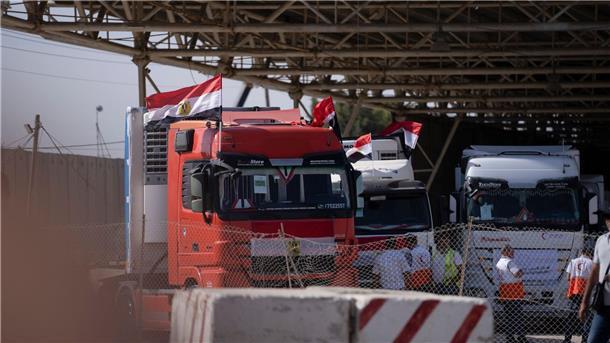 Grenze zu Gazastreifen geöffnet - Hilfslieferungen laufen an Lastwagen mit humanitärer Hilfe stehen auf der ägyptischen Seite der Grenze zum Gazastreifen in Rafah.