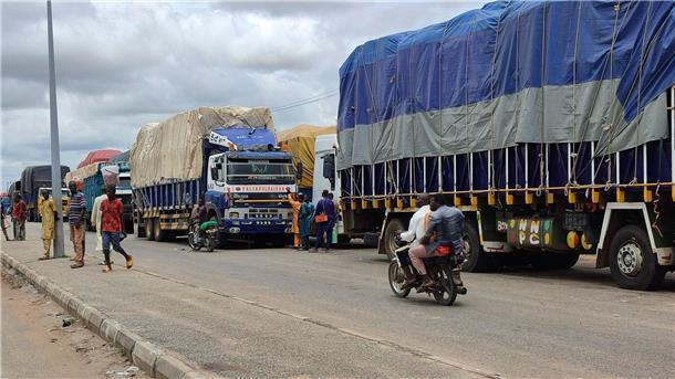 Lastwagen stehen an der Grenze zwischen Nigeria und Niger.
