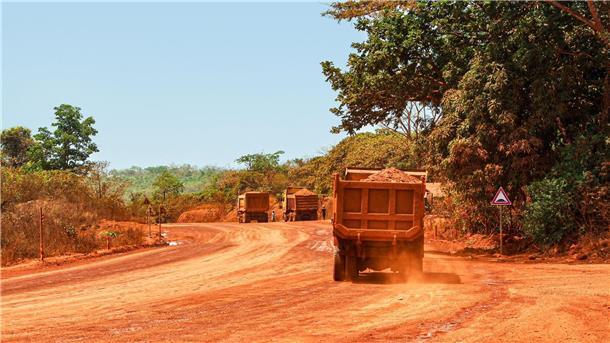 Abbau von Mineralien bedroht Menschenaffen in Afrika Lastwagen transportieren Bauxit entlang einer Bergbau-Transportstraße. Laut einer Studie werden mehr als ein Drittel der Menschenaffenpopulation in Afrika durch Bergbau gefährdet.
