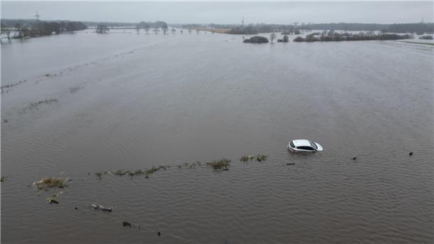 Das Hochwasser von oben: So schlimm ist die Lage im Norden (Bilder) Lathen: Ein verlassenes Fahrzeug steht im Hochwassergebiet.