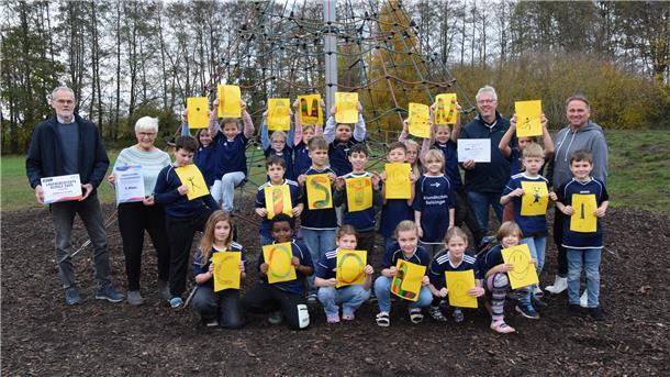 Die Klasse 3b freut sich stellvertretend über den Sieg im AOK-Laufabzeichenwettbewerb. 