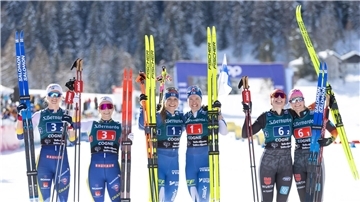 Laura Gimmler (r) und Coletta Rydzek (2.v.r.) haben Rang drei im Teamsprint belegt.