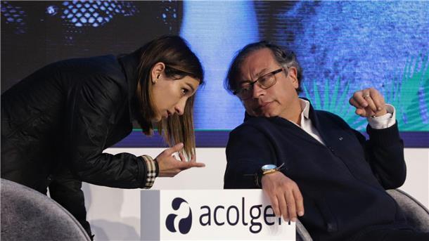 Laura Sarabia (l) im Gespräch mit Gustavo Petro, Präsident von Kolumbien.