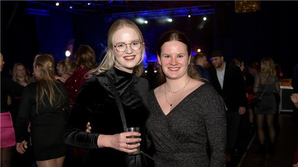 Laura und Leonie freuen sich auf die Partynacht.