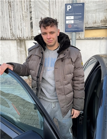 Laurenz Gollücke soll 30 Euro zahlen, weil er nach Geschäftsschluss auf einen Supermarkt-Parkplatz gefahren ist. Schilder weisen auf das Halteverbot hin - wenn auch nicht sehr groß, wie auf dem Foto zu sehen ist.