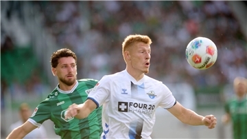 Laurin Curda (r) sorgte für die Vorlage zum 1:0. 