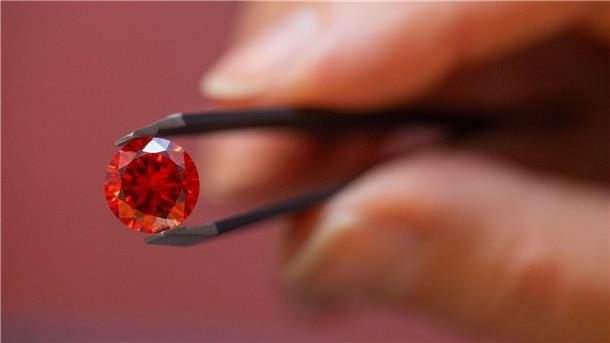 Über den Tod hinaus: Wenn aus Asche ein Gedenkdiamant wird Laut Bestatterverband geht es vor allem darum, den Verstorbenen näher bei sich zu behalten. (Archivbild)