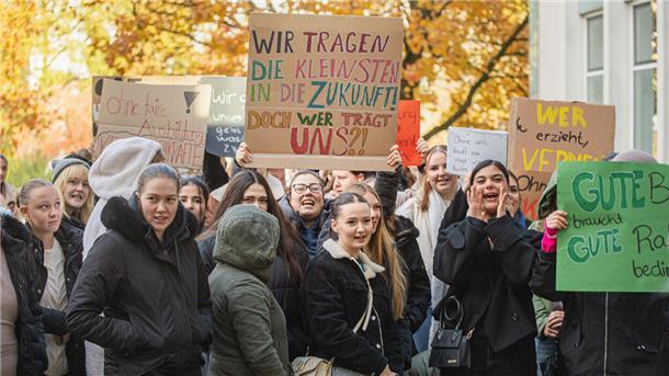 Bremerhaven beschließt Haushalt 2025 und draußen wird protestiert Laut, bunt und entschlossen: Auszubildende protestieren gegen Kürzungen in Bremerhaven.