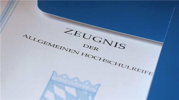 Zeugnisvermerke: Gericht gibt Schülern mit Legasthenie recht Laut dem Bundesverfassungsgericht können Zeugnisvermerke im Sinne einer Chancengleichheit geboten sein.Sie dürften dann aber nicht nur auf Legasthenikerinnen und Legastheniker begrenzt werden.
