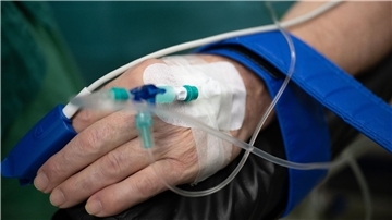 Laut dem Leiter der Regierungskommission, Tom Bschor, sterben im gegenwärtigen System Patientinnen und Patienten mit Schlaganfall und Krebs „früher als nötig, weil zu viele Krankenhäuser diese Behandlungen durchführen“ (Symbolbild).