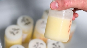 Laut dem Verein Frauenmilchbank-Initiative versorgen aktuell rund 55 Frauenmilchbanken an deutschen Kliniken bedürftige Frühgeborene und kranke Neugeborene mit Spendemilch, wenn die Milch der eigenen Mutter nicht ausreicht (Symbolbild).