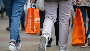 Laut DIW-Erwartung dürften die realen Einkommen ab der zweiten Jahreshälfte erstmals seit drei Jahren wieder steigen. Damit hätten die Menschen auch abzüglich der Preissteigerungen mehr Geld zur Verfügung.