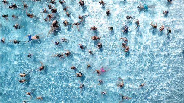 Sommerferien: Welche Vorteile haben Früh- und Spätstarter? Laut DWD ist der Juli oft der wärmste Monat des Jahres. Für die Frühstarter heißt es bei Hitze: Ab ins Schwimmbad! (Symbolbild)